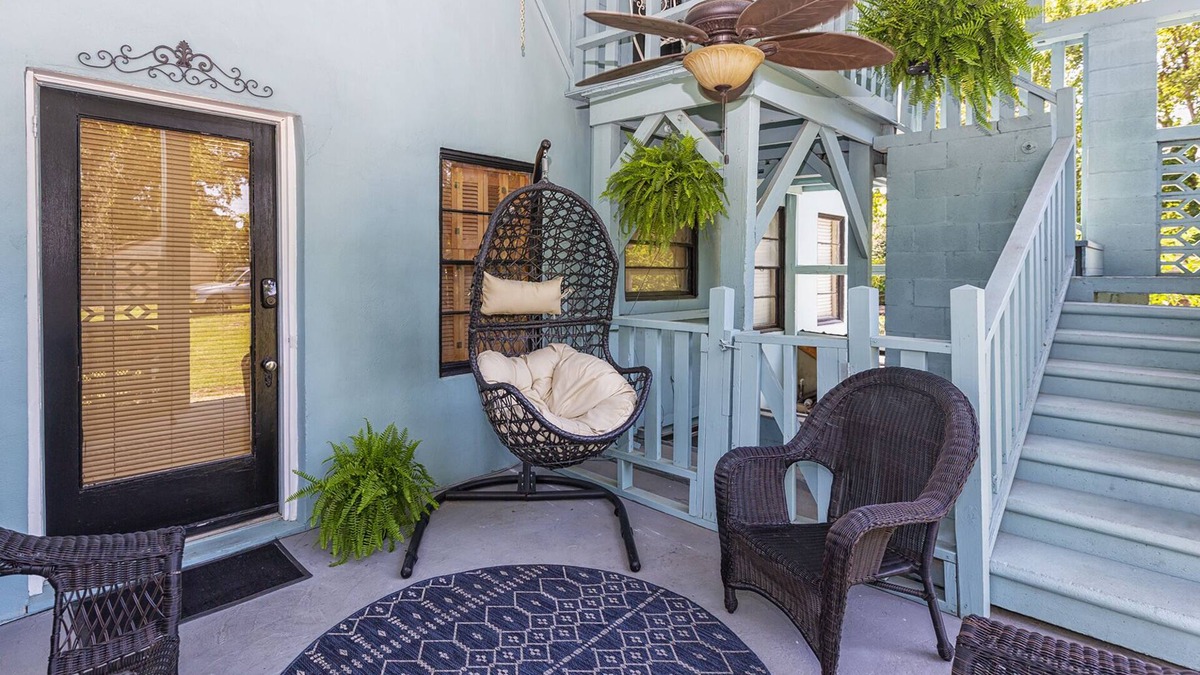 Bainbridge Apartment | A 1 bedroom 1 futon1 bath upstairs of The HH & downstairs is separate to rent.