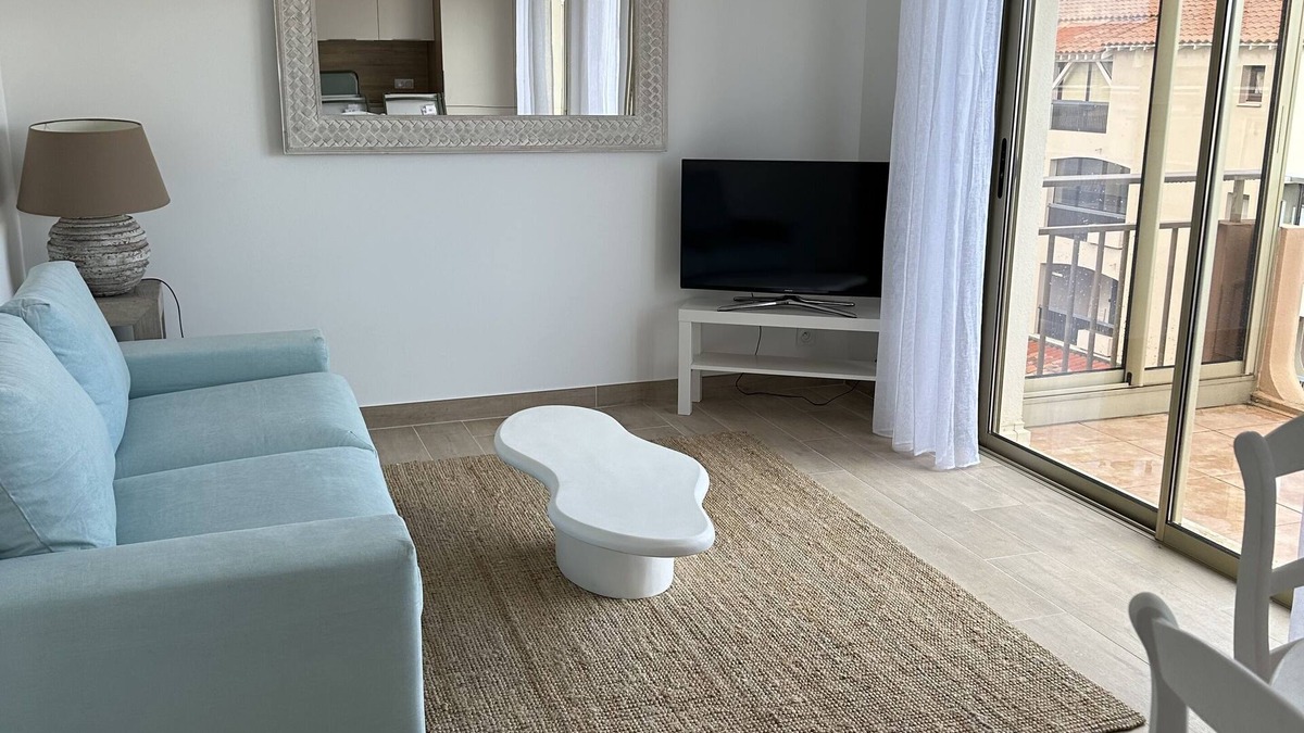Sainte-Maxime City Centre Apartment | A 100 Mètres de la Plage et du Centre Ville : Piscine, Parking, Tout à Pieds!