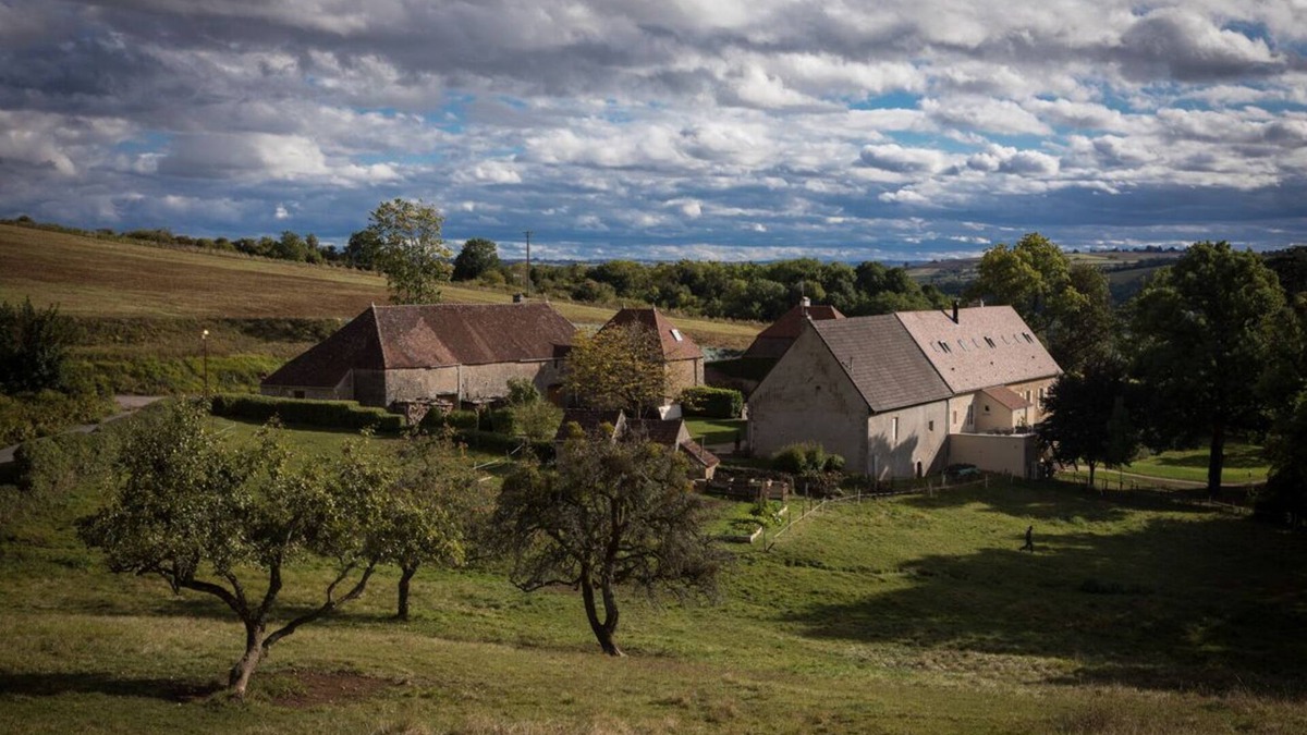 Saint-Sernin-du-Plain Cottage | A 17th century winemaker lodge in a peaceful valley, surrounded by vineyards.