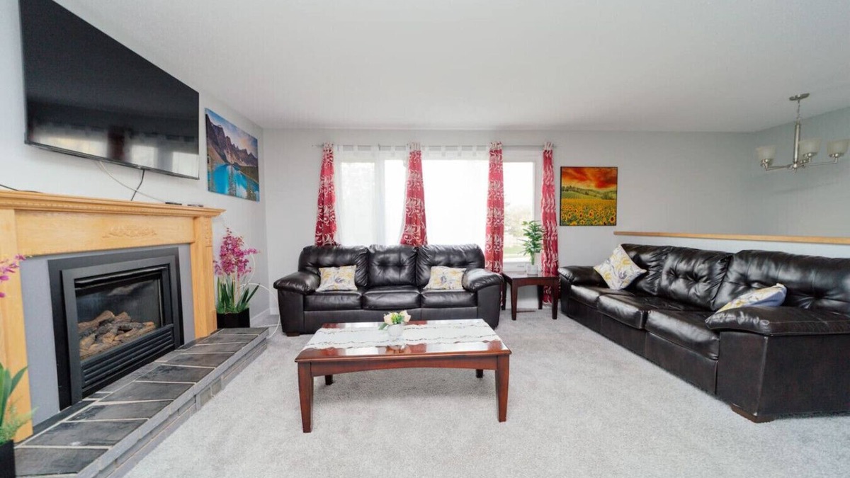 St. Albert House | A 2BR Home away from home!
