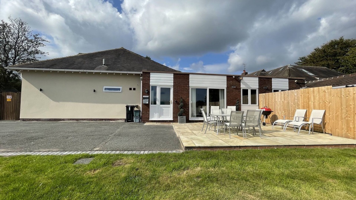Frodsham House | A 3 bed property located on private grounds at the Top of the Ridge in Cheshire.