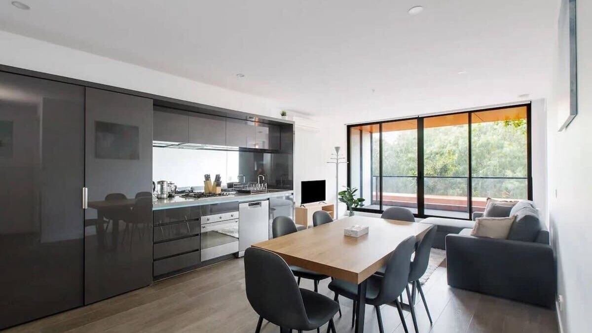 Parkville Apartment | A 3BR Apt Next to Melbourne Zoo, FREE Parking