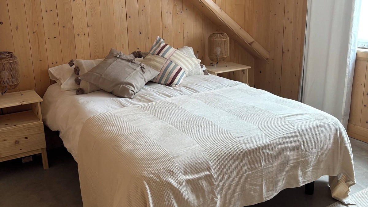 Saint-Etienne-de-Lauzon House | A 4-season haven for families and pets.