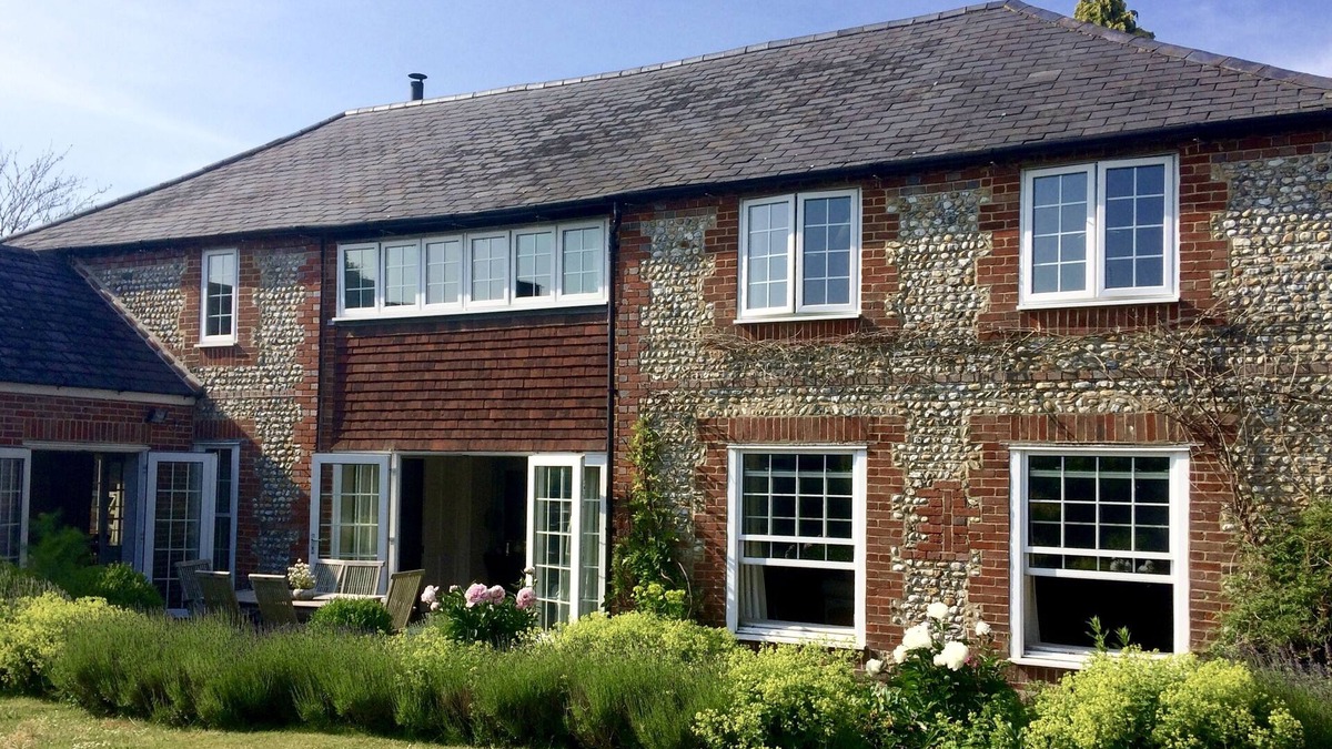 East Ashling House | A 5 bedroom converted barn with hot tub - between the sea and the Downs