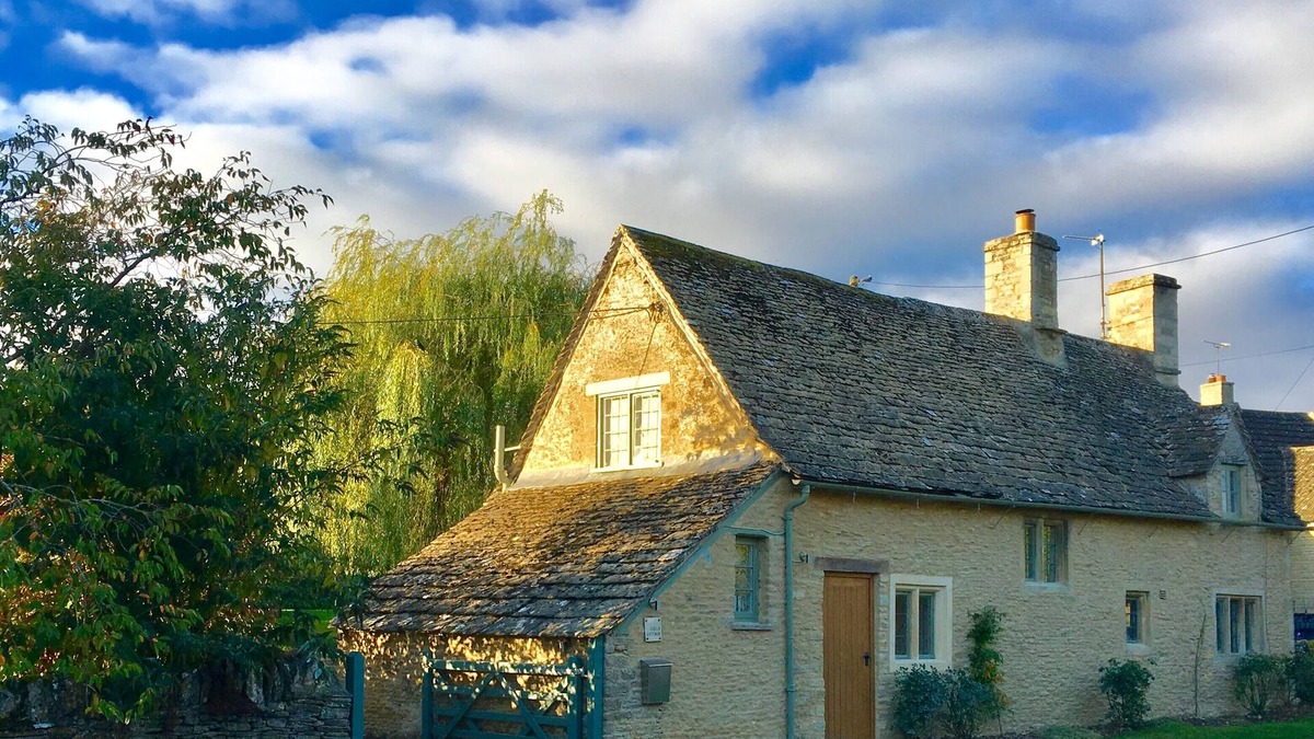 Southrop Cottage | A 5* Star Award winning Cotswold Cottage dating from 1670, with Eco credentials