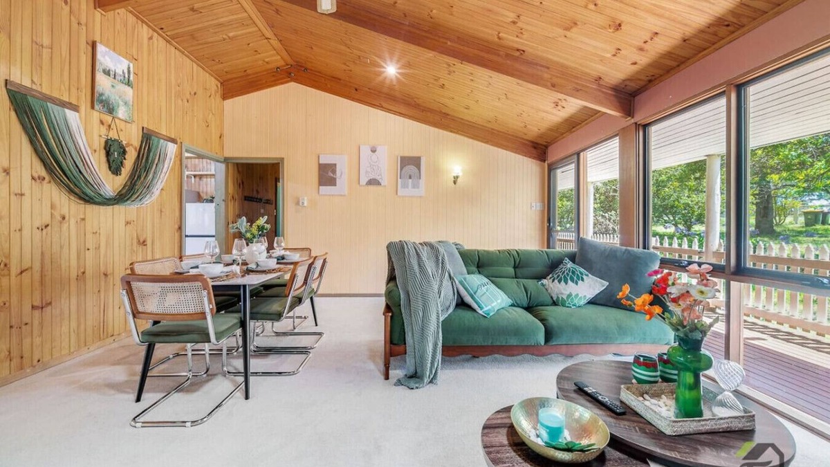 Kurrajong House | A 6-bedroom home that accommodates 16 people, featuring a home cinema and air conditioning