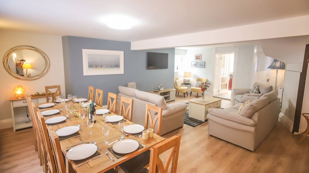Teignmouth House | A 6 bedroom property, 2 minute walk to the sea front, beach and restaurants.