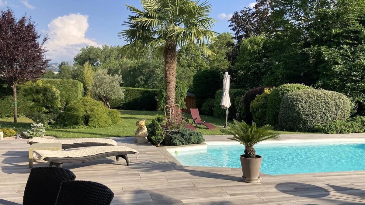 Pringy Villa | A 6 KM FROM THE LAKE ANNECY VILLA GARDEN LIGHT AND WITH TREES HEATED POOL