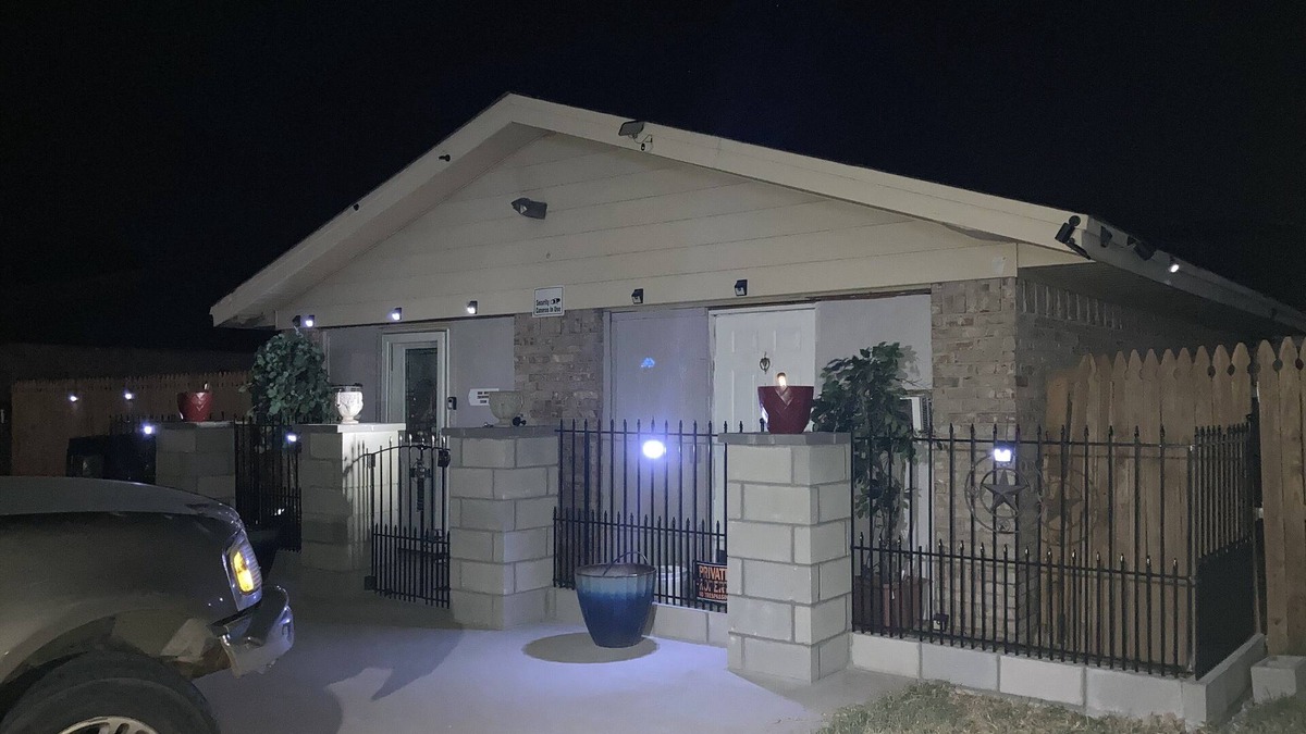 Wichita Falls House | A & B NEW List Cheerful 5 br hm suites. Sleeps 12