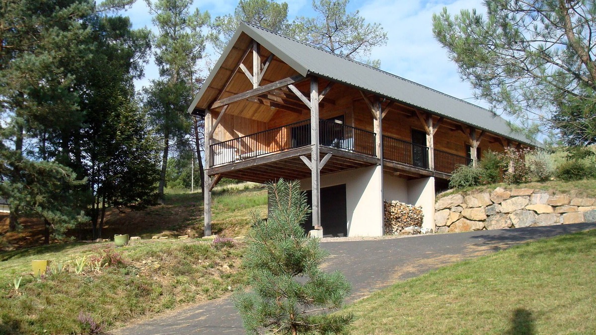 Beynat House | A balcony overlooking Lac de Miel