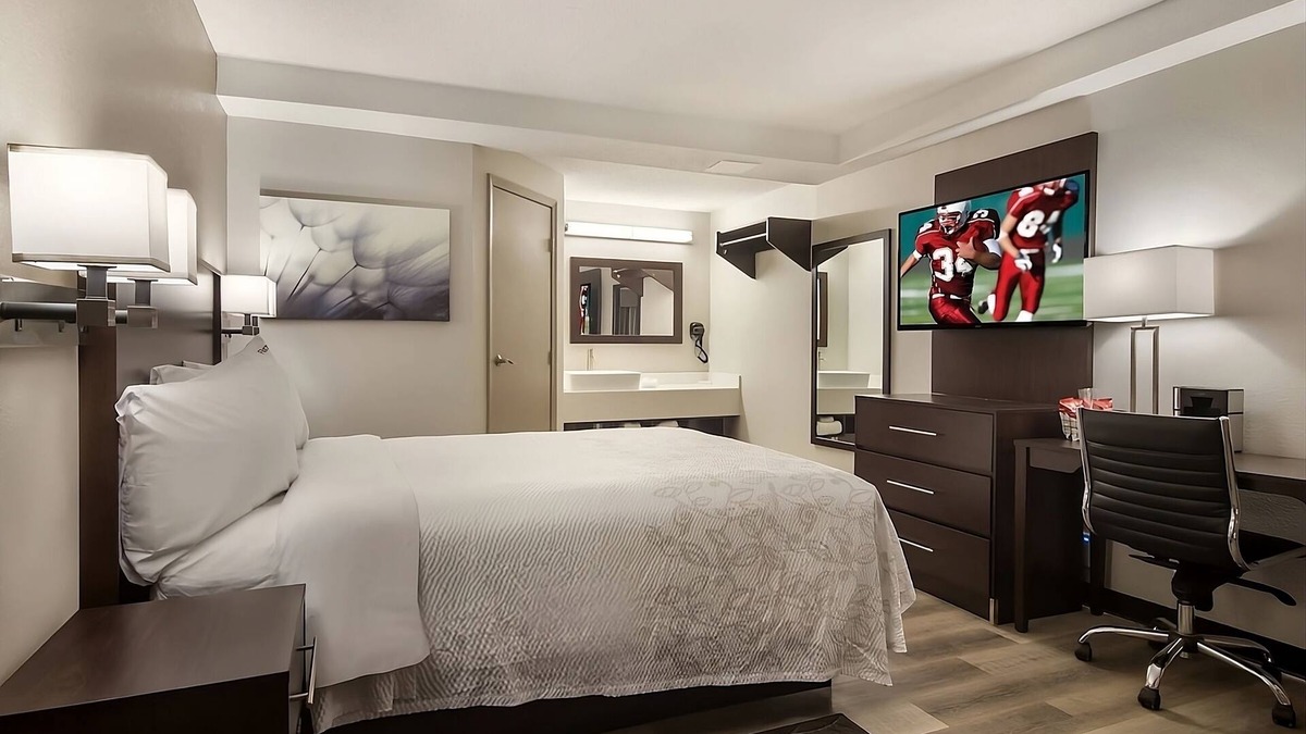 Erie Hotel | A bang for your buck! A short walk from Erie Art Museum! Pets Allowed, Parking!