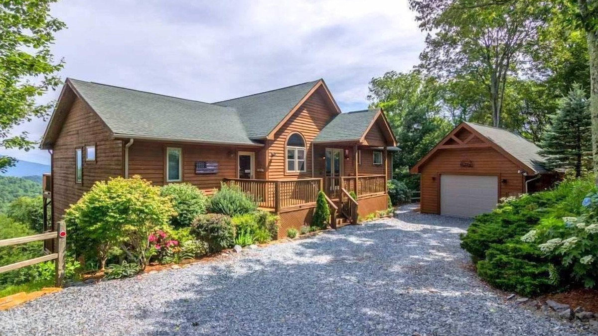 Boone Cabin | A Bear's Eye View - 10 min to Boone, Views, pets OK, pool table, hot tub!