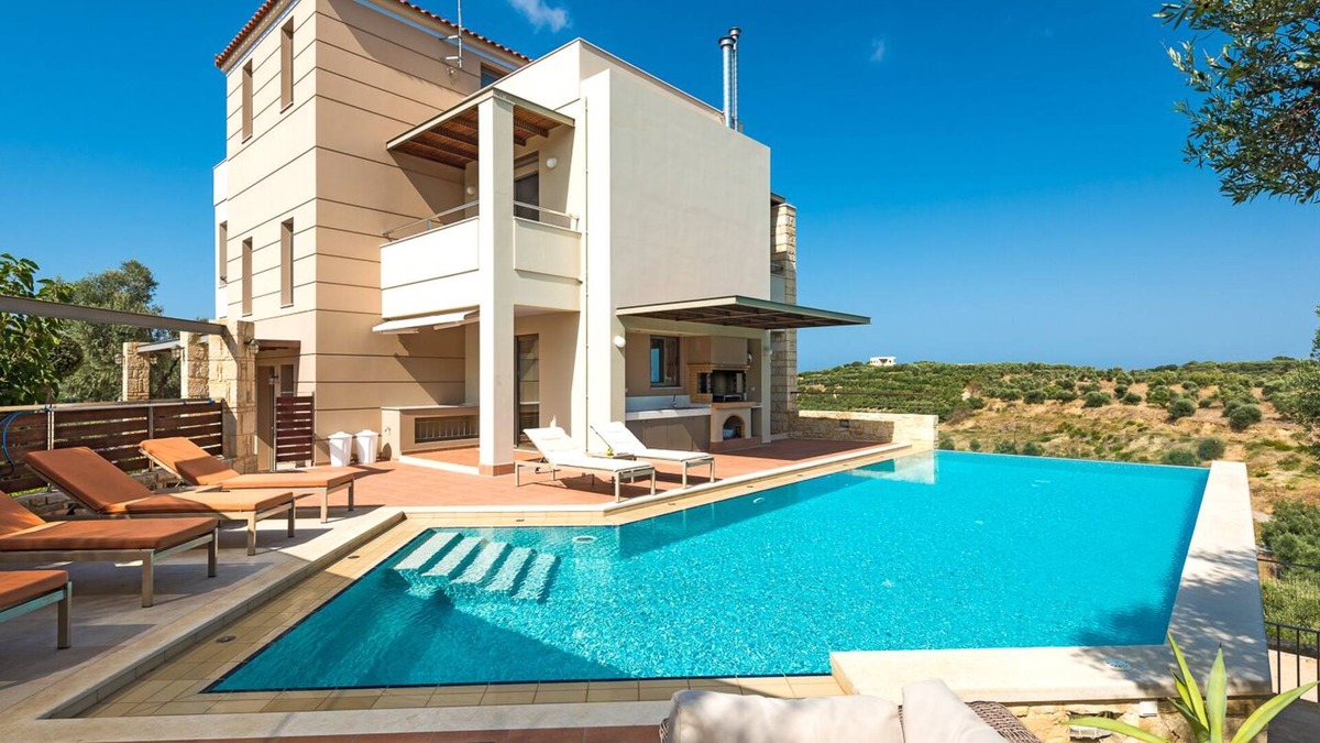 Agia Villa | A beautiful 5 bedroom villa with big private pool, just 7km away from Chania