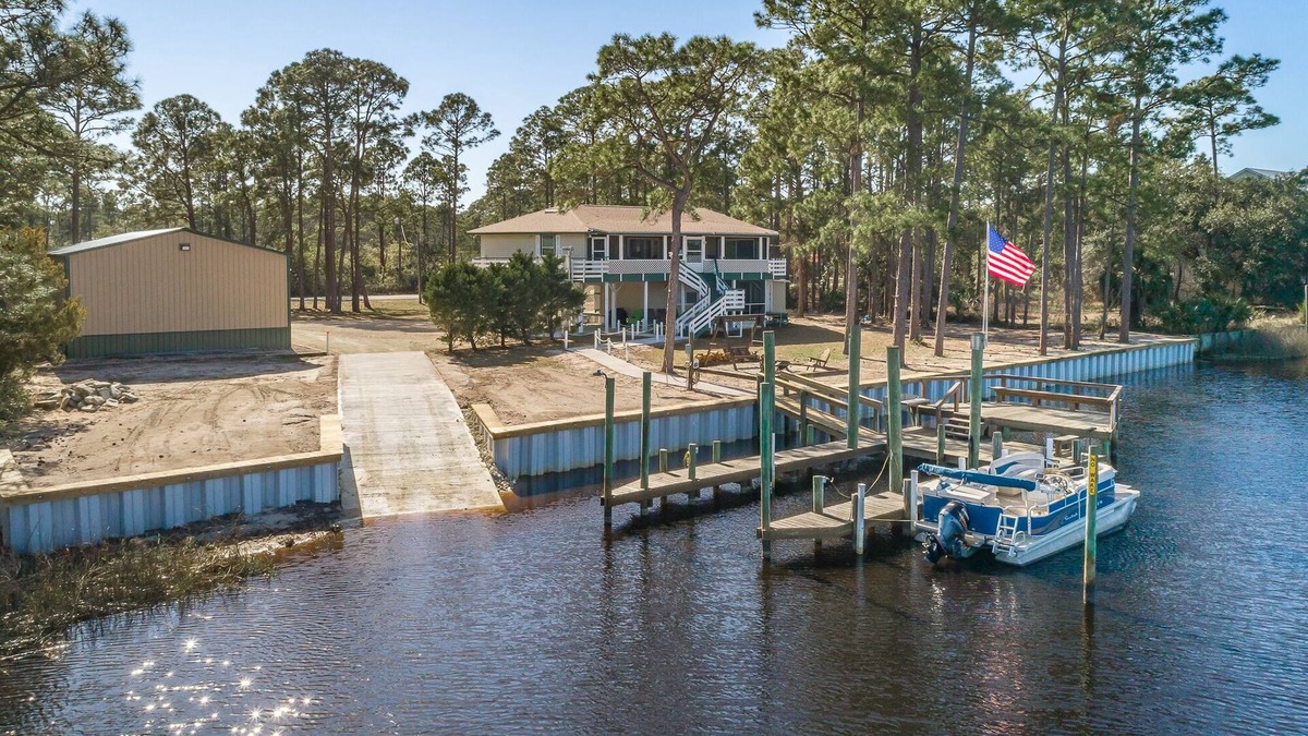 Carrabelle Apartment | A Beautiful Bayou - 1BR/1BA studio on the river