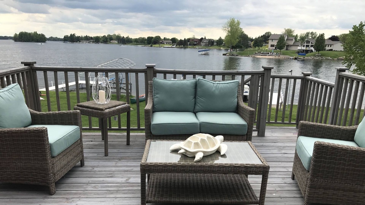 Gladwin House | A beautiful beach hotel on Lake Lancer