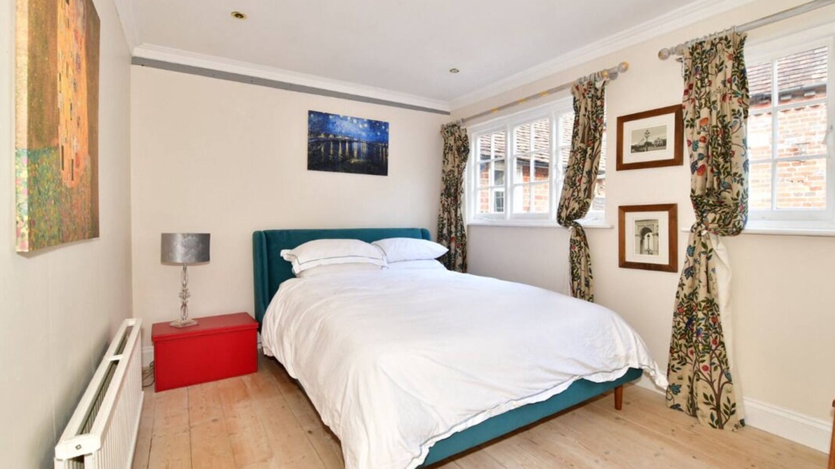 Billingshurst House | A beautiful, charming & deceptively spacious converted barn in a quiet locationn