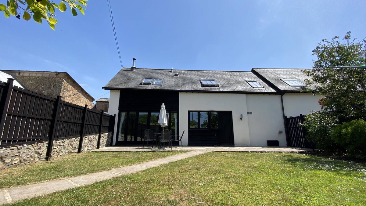 Honiton Cottage | A beautiful conversion of a 400-year-old threshing barn. Pet-friendly.