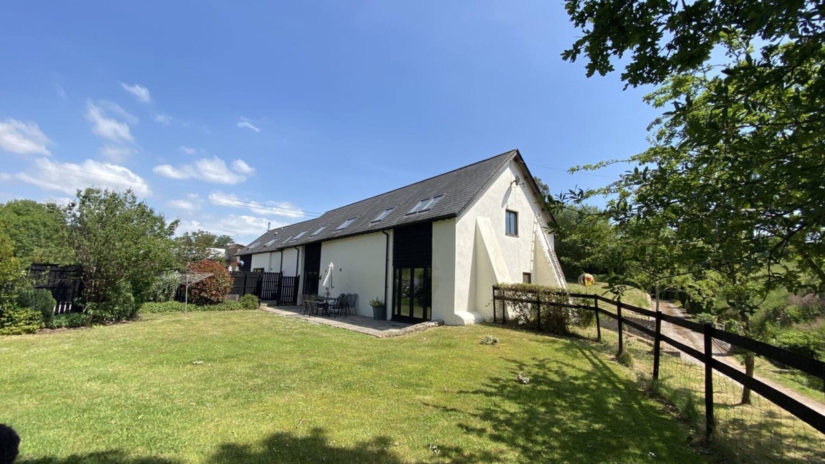 Honiton House | A beautiful converted 400-year-old threshing barn. Pet-friendly.