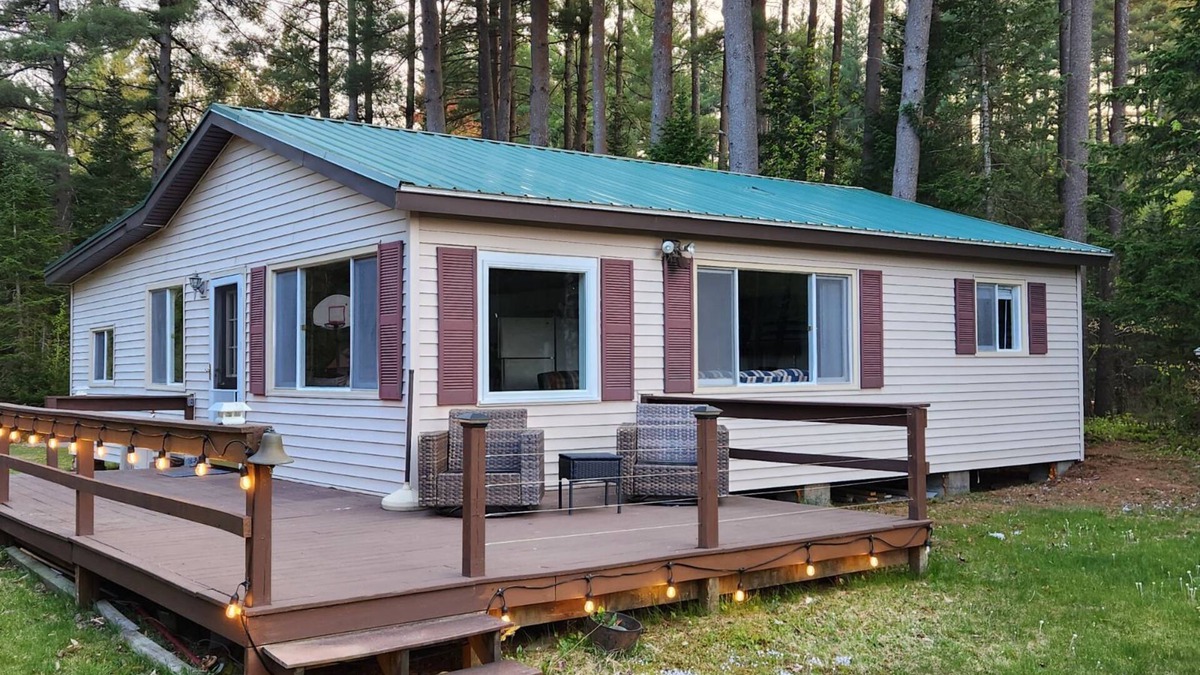 Woodgate Cottage | A beautiful cottage nestled in Adirondacks overlooking the peaceful White Lake