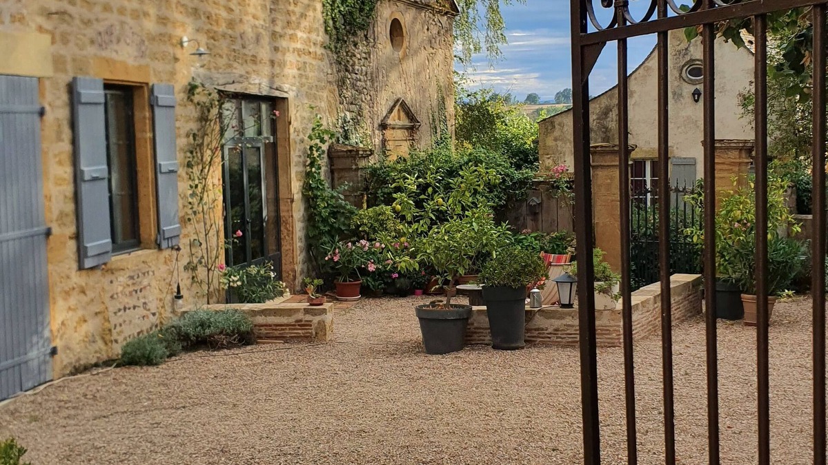 Iguerande House | A beautiful escape between the Loire and the hills