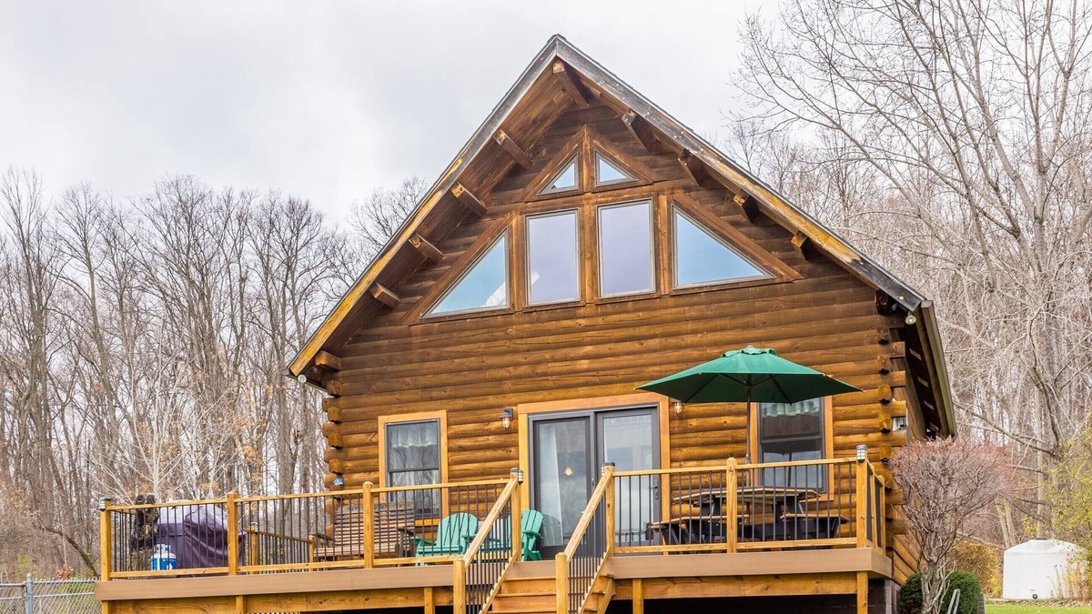 Penn Yan Cabin | A Beautiful, Fully Furnished Log Cabin Overlooking Keuka Lake