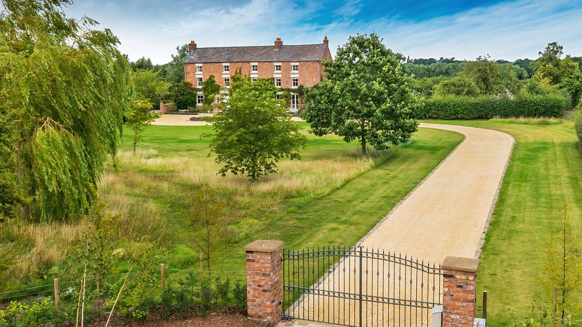 Cheshire West and Chester House | A Beautiful Grade II Listed Country Home set within its own grounds. Sleeps 12