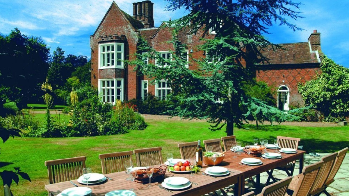 North Tuddenham Cottage | A beautiful house in North Tuddenham, Norfolk sleeping 14 guests in 7 bedrooms.
