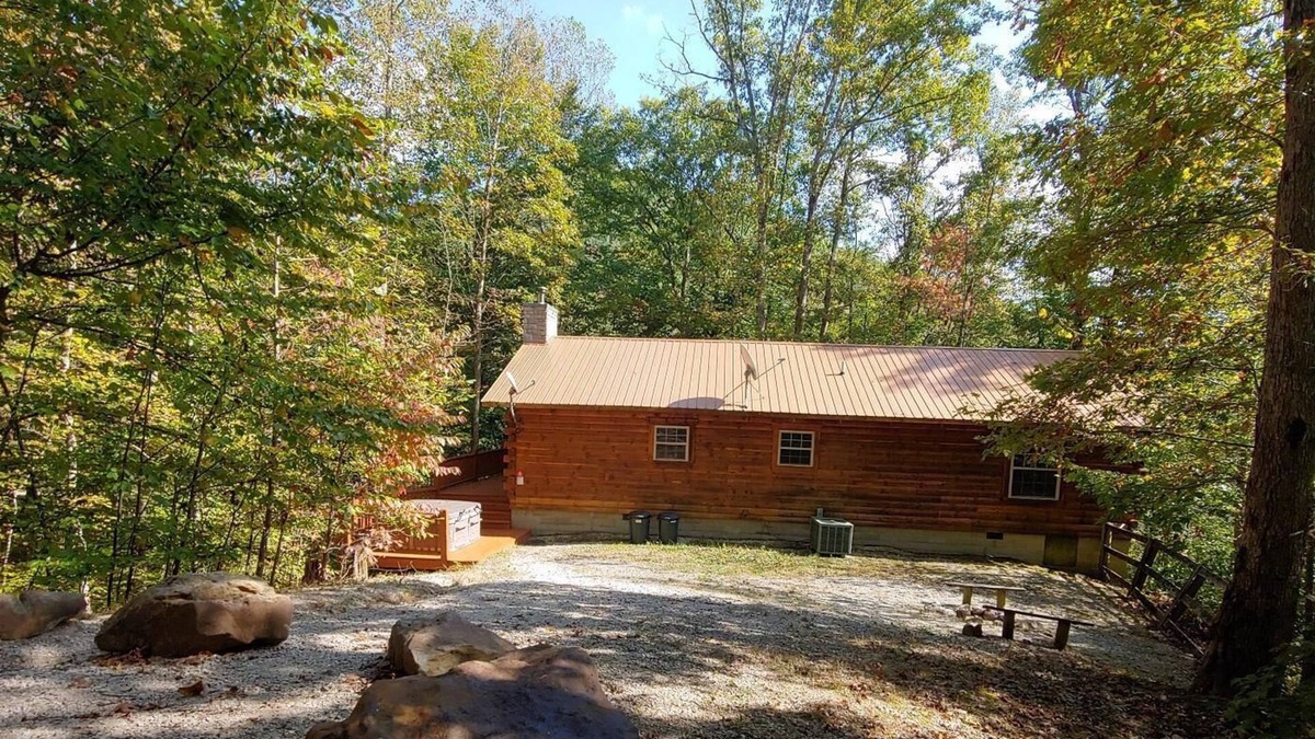 Stanton Cabin | A beautiful log cabin sitting in a forested paradise!