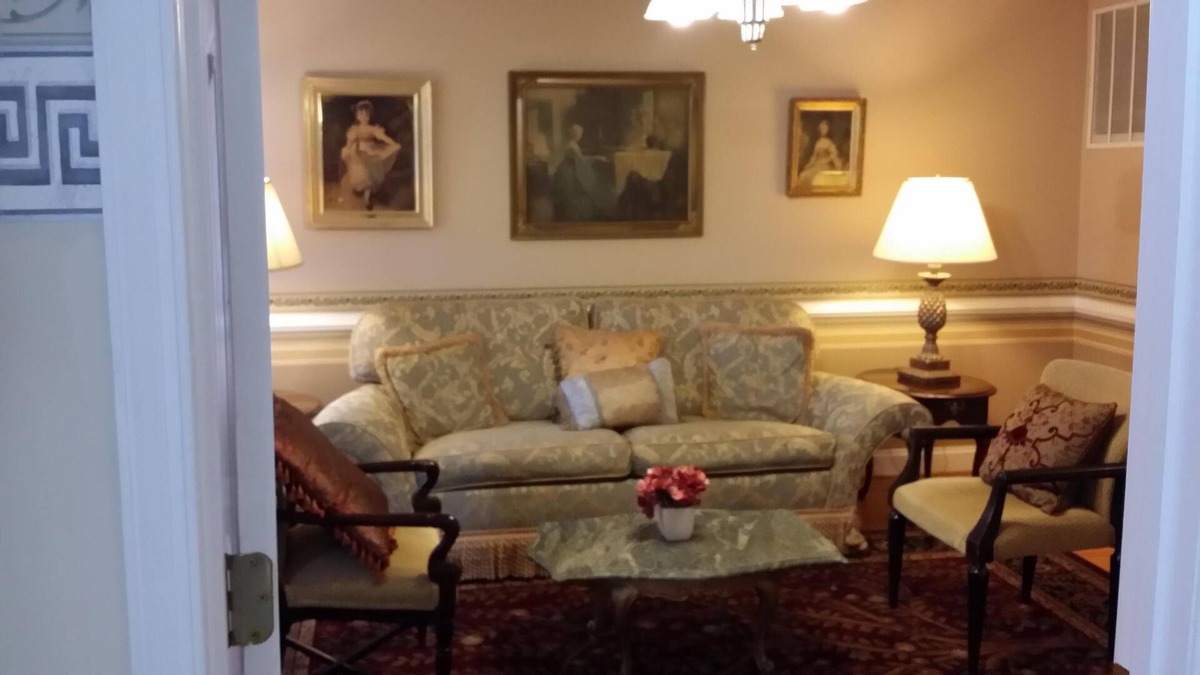 Annandale House | A beautiful mansion in the DC metro area fit for a large group.