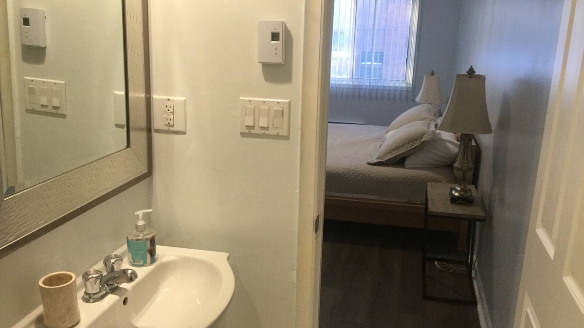 Cote-Saint-Luc House | A beautiful newly renovated bright and clean upper apartment in Côte St-Luc