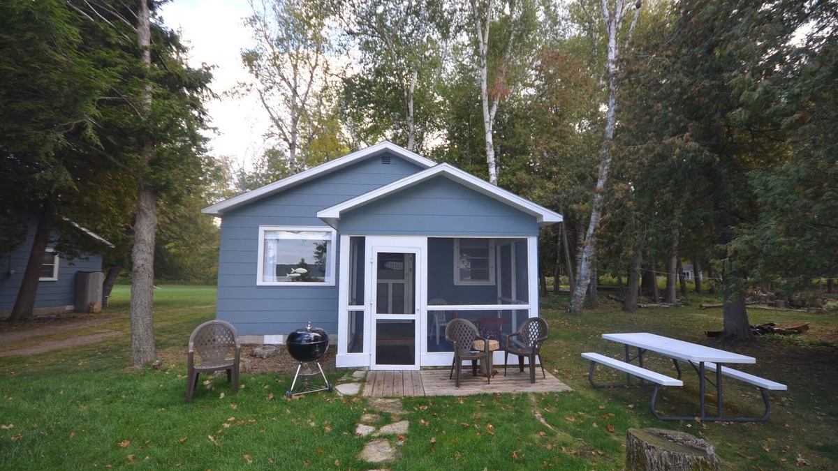 Maple City House | A beautiful resort cottage on Big Glen Lake with a tennis court and kayaks