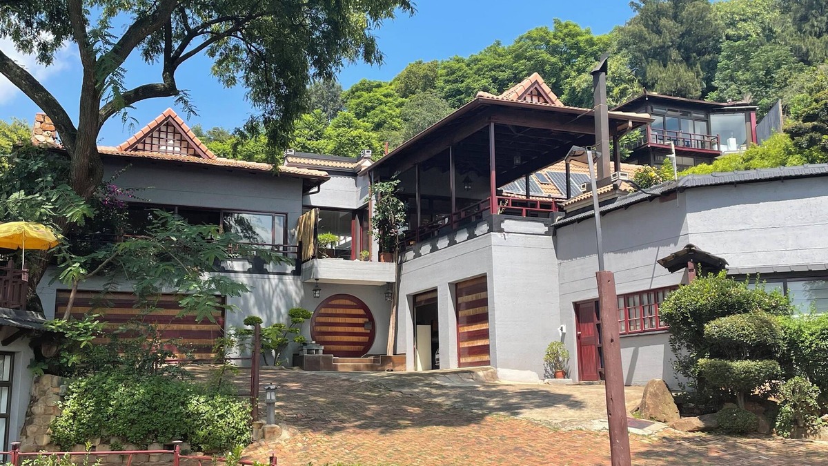 Greater Johannesburg Metropolitan Area House | A beautiful spacious tranquil house to rejuvenate in the heart of Northcliff.