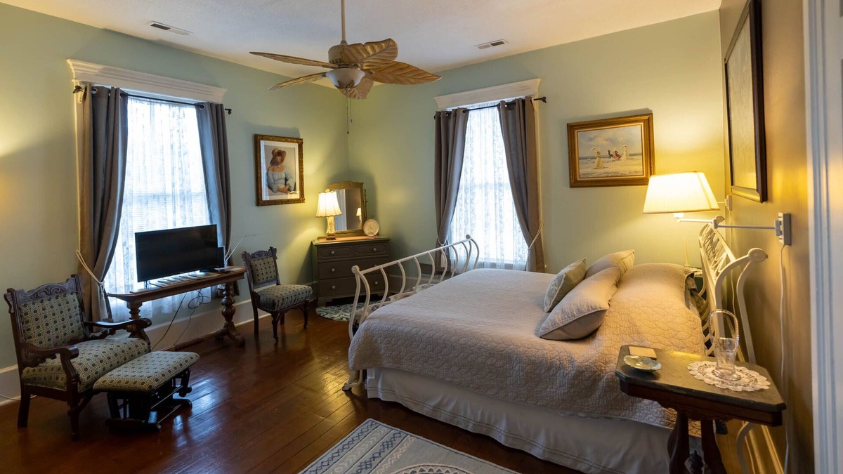 Washington Condo | A beautiful spacious room in a historic house right downtown by the waterfront.