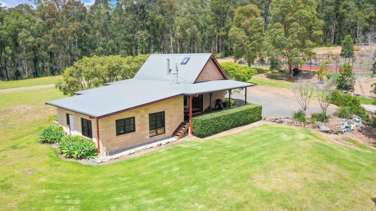 Possum Brush House | A beautiful split level sandstone and cedar cottage.