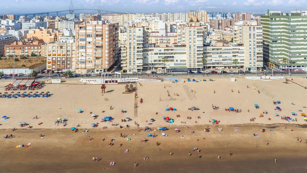 Cadiz Apartment | A beautiful vacation near the sea awaits you in this vacation apartment.