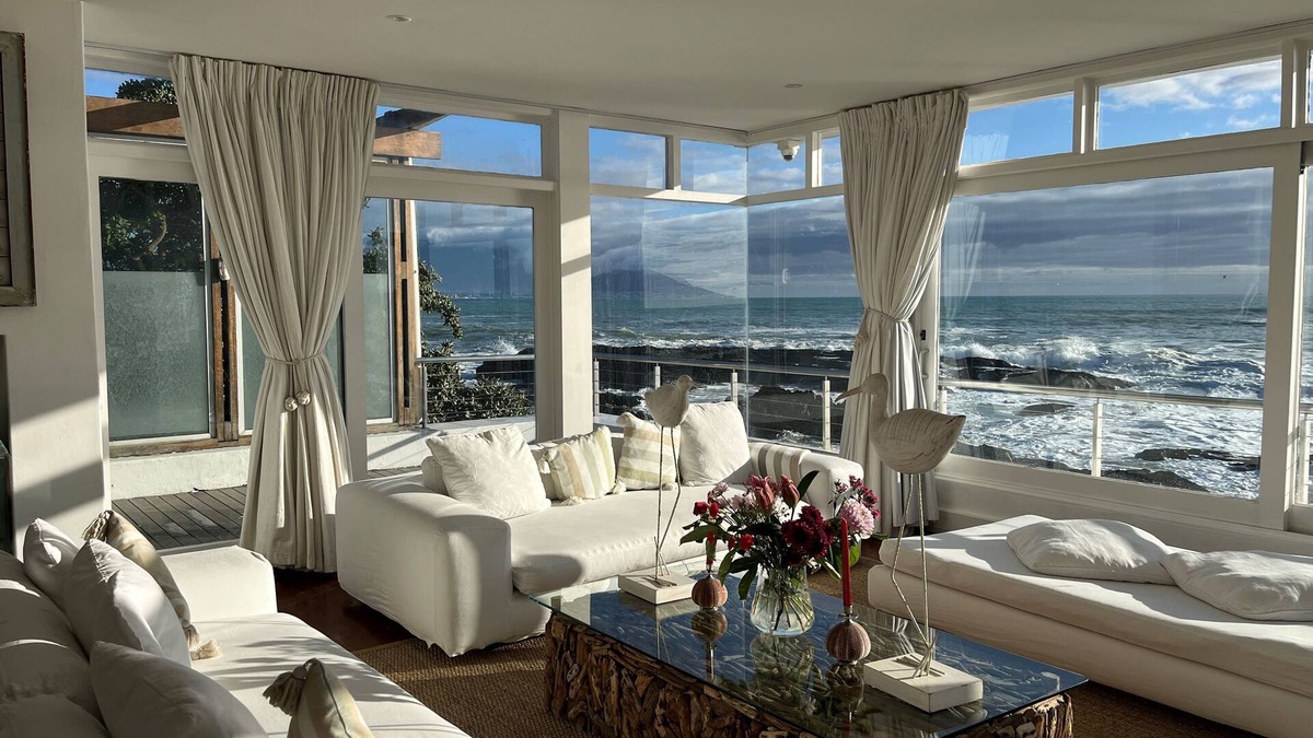 Bloubergstrand Villa | A beautifull beach house with the best view in the world, load shedding free