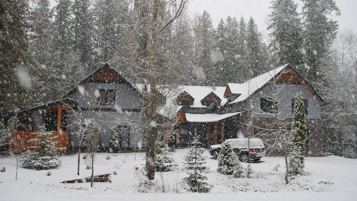 East Kootenay House | A beautifully furnished luxury vacation home in its own grounds on the ski hill
