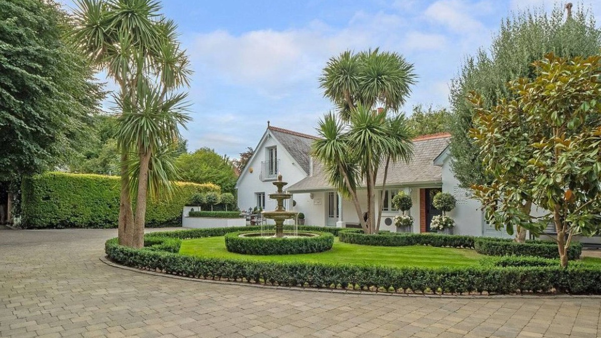 Datchet House | A beautifully presented private home with tranquil gardens, close to Windsor