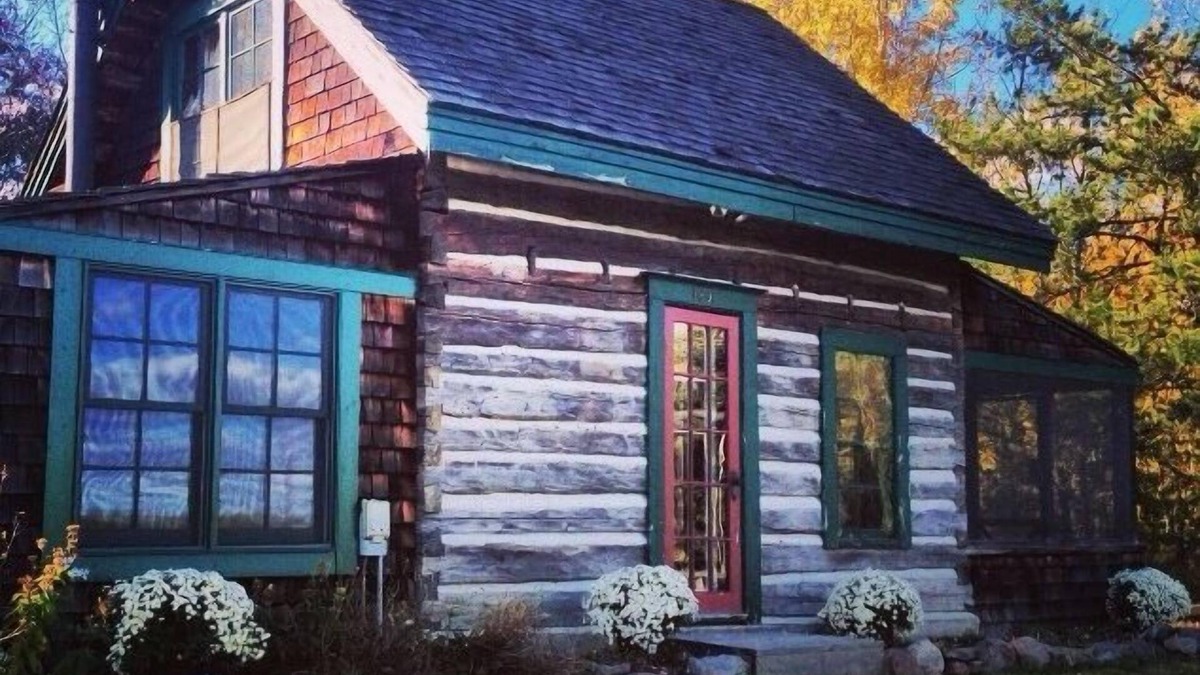 Strathcona County House | A Beautifully Restored Loghouse That Combines Heritage With Modern Amenities.