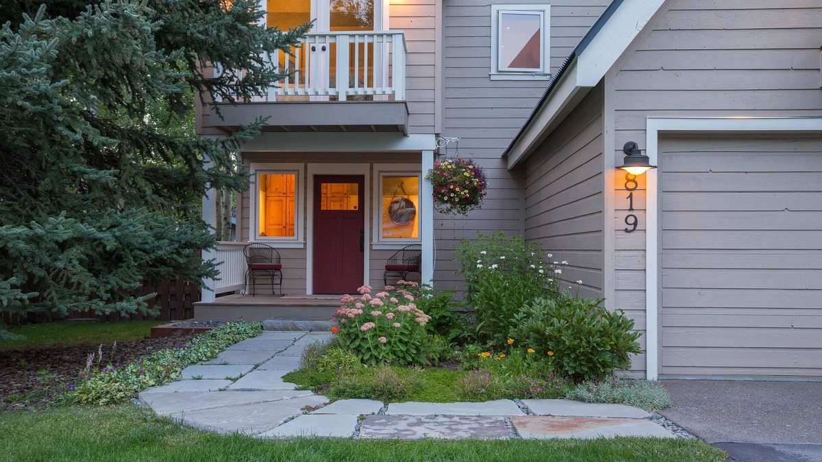 Crested Butte House | A Belle With a View - Luxury Four Bedroom + Loft in Town with Hot Tub