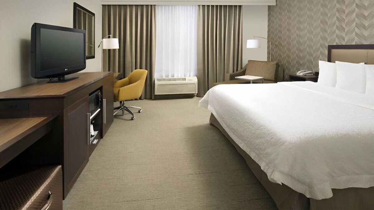 I-435 West KC-KS House | A Blissful Vacation for Couples! Free Breakfast