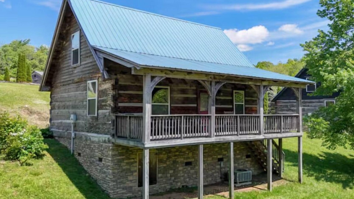 Vesta Cabin | A Blue Ridge Haven! Cozy, contemporary log cabin by Dan River, wineries, mtns!