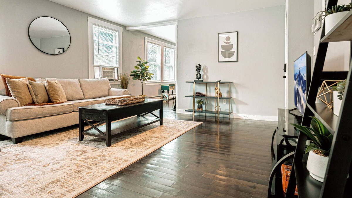 Mill River Apartment | A brick's throw away to Sally's Apizza!