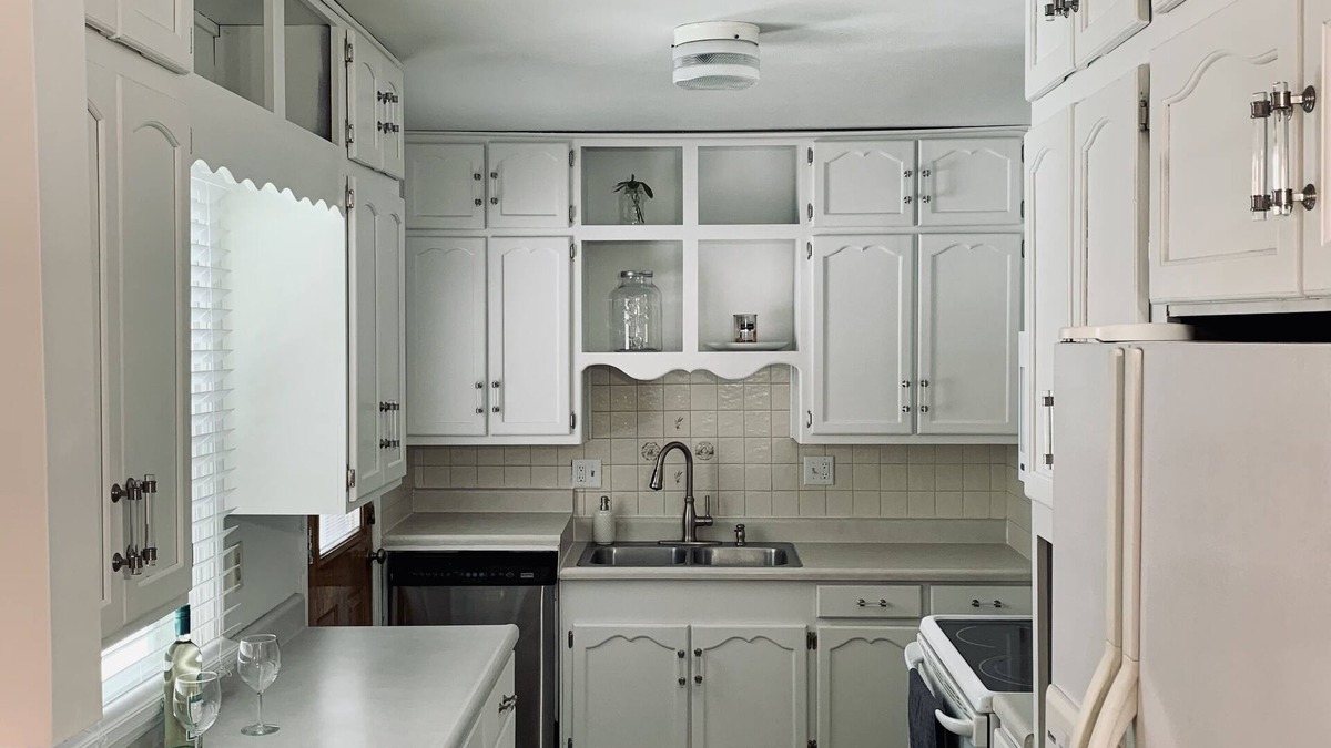Bellevue House | A bright and cozy home away from home in Bellevue