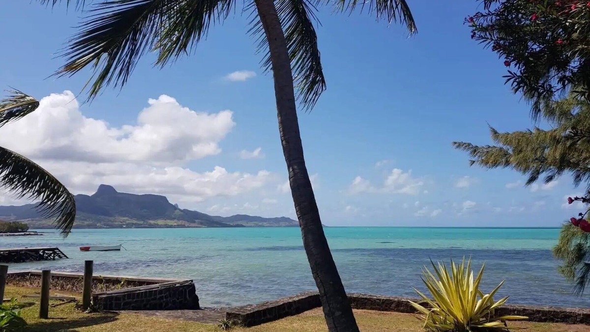 Mahebourg House | A bungalow right on the water, with one of the world’s most beautiful views.