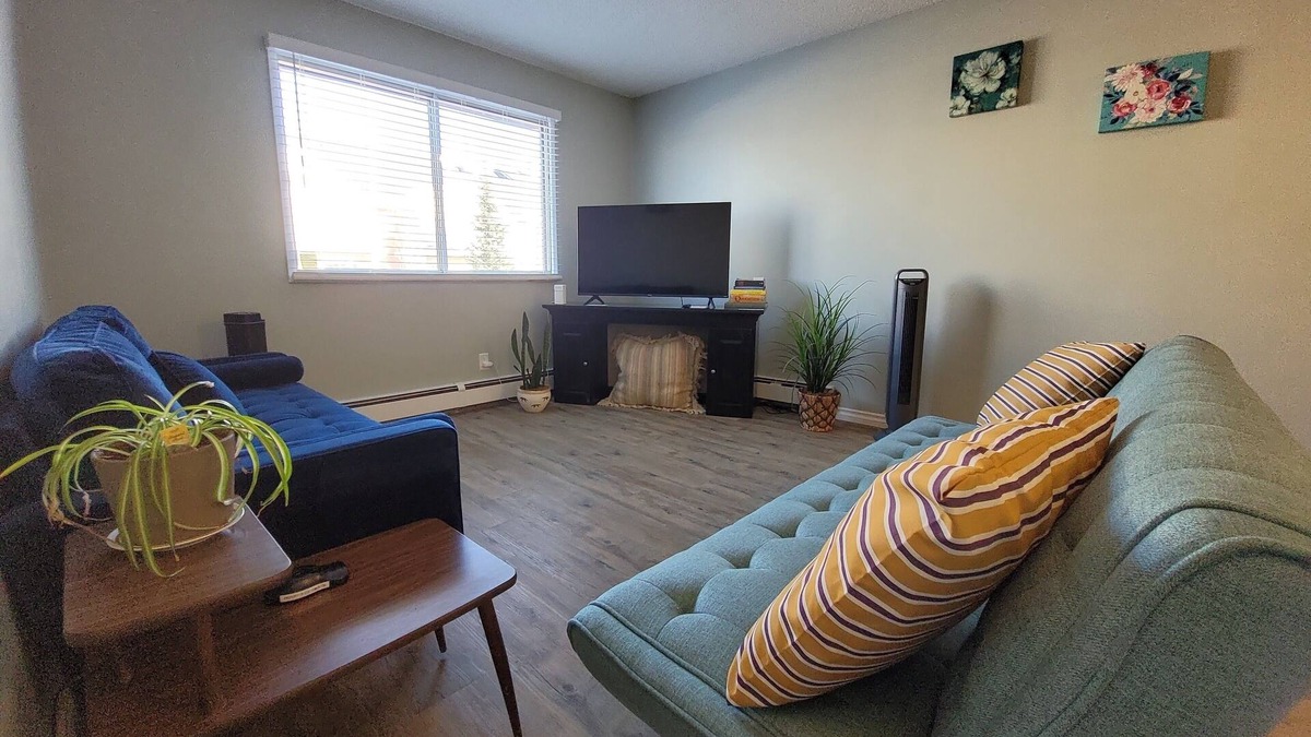 West Edmonton Apartment | ✅️A/C in bdrm✅️ROGERS Place✅️Queen-twin-foldout sofa✅ Central location✅️ExpoCent