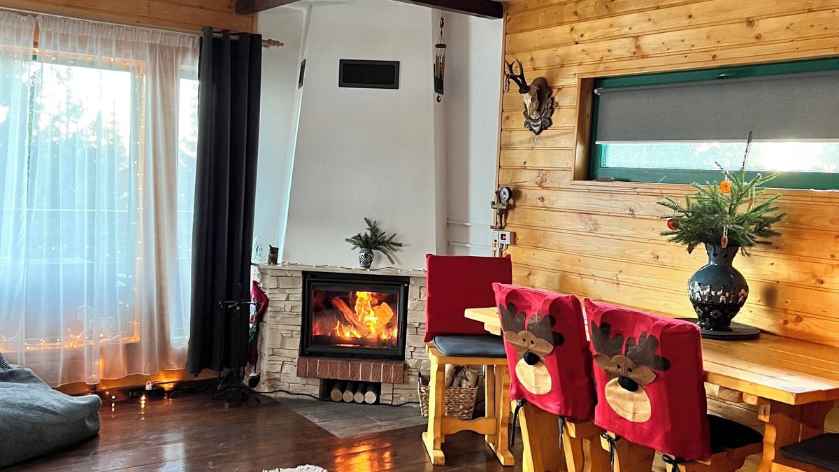 Muntele Baisorii Cabin | “A cozy rustic cabin with modern touches and beautiful views, the perfect escape