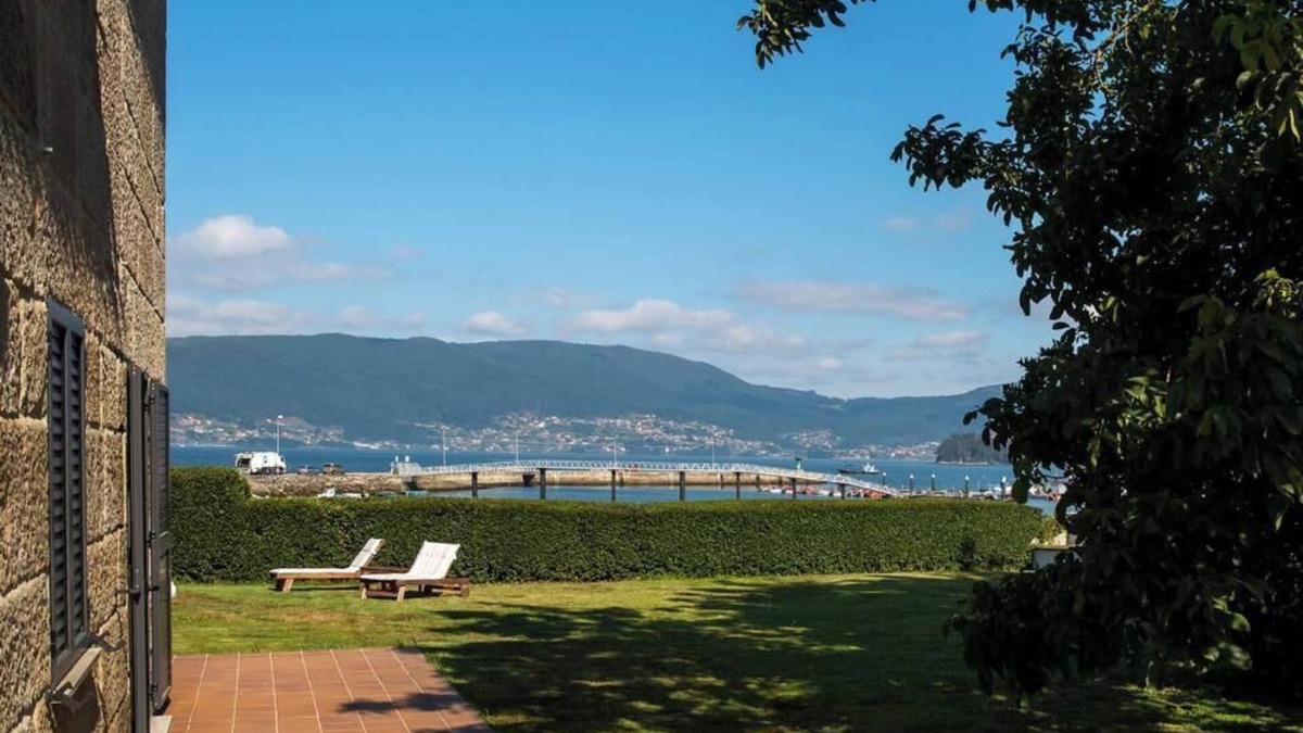 Redondela Apartment | A Casa da Praia - first floor (on the beach, ria de vigo at 600m. camino santiago)
