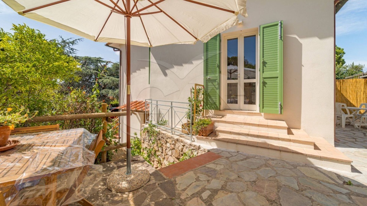 Magazzini Apartment | A Casa di Massi surronded by greenery of Magazzini