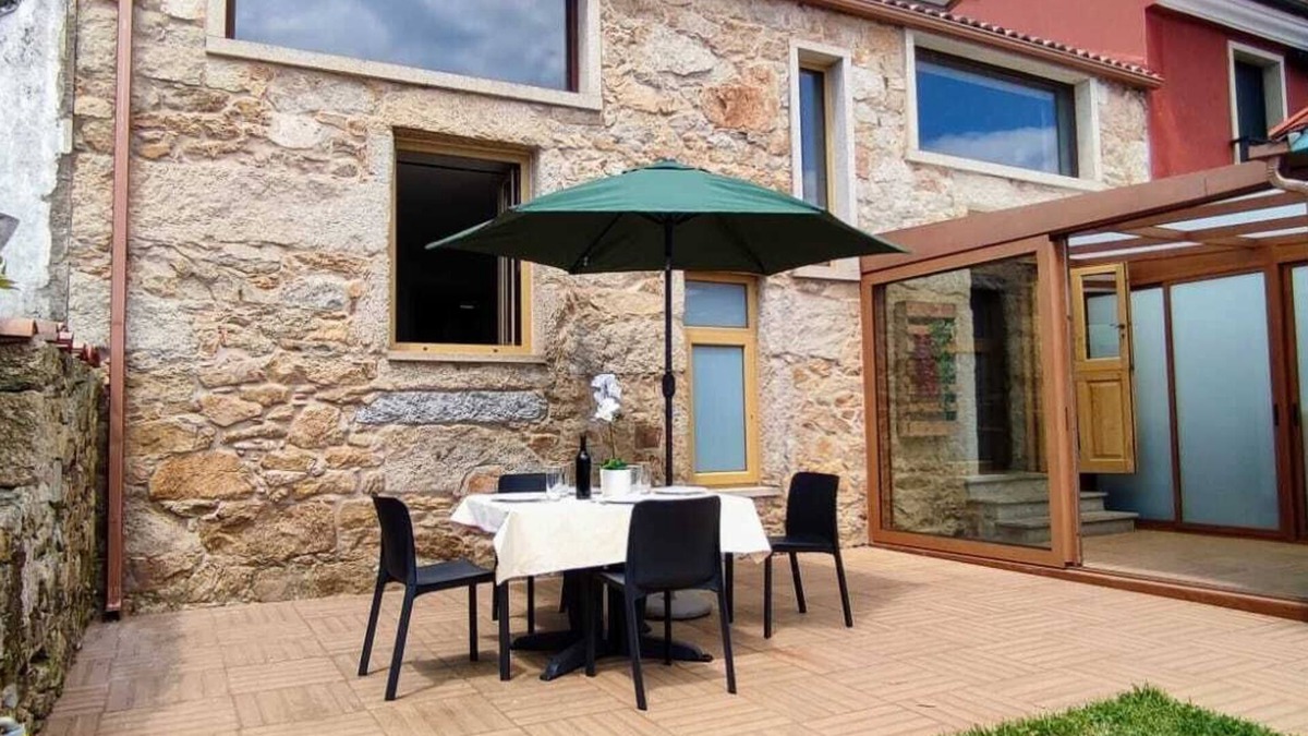 Boiro House | A Casiña de Cabo, is located at the foot of a quiet cove with clean waters.